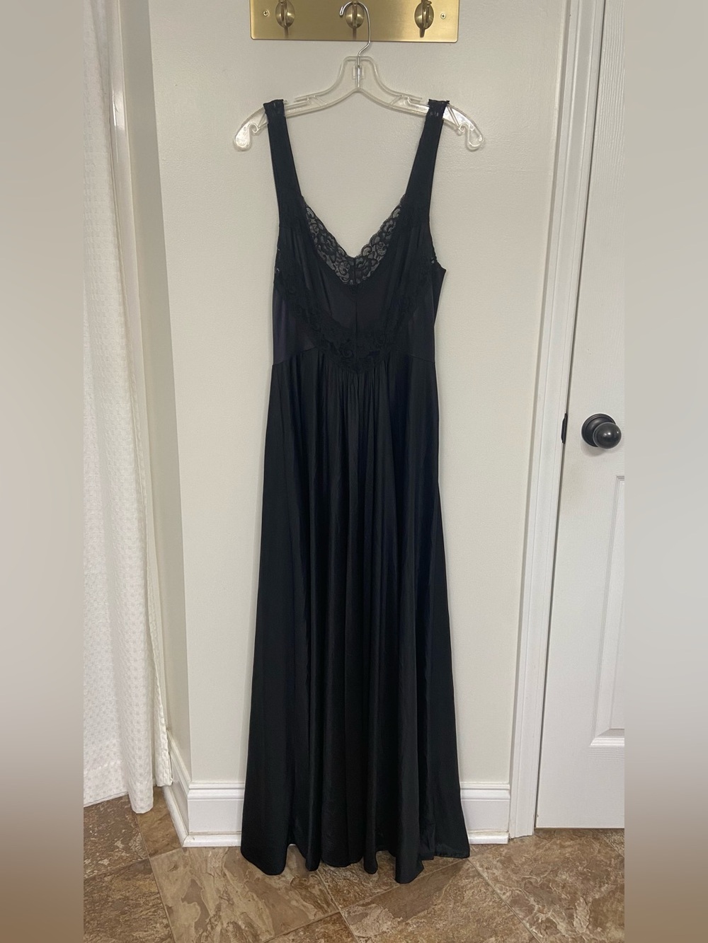 Vintage Black Satin & Lace Full-Length Nightgown – Approx. Size Medium/Large